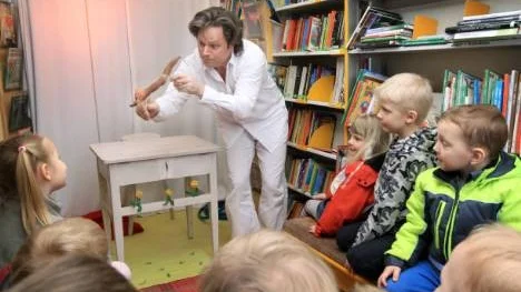 Skratten rungade högt när Hedmans teater med Mårten Hedman i spetsen besökte Piteå och bokbussen med sin teater "Maskresan". Under en halvtimme fick barnen följa med på en spännande resa med de tio fantasifulla maskarna.