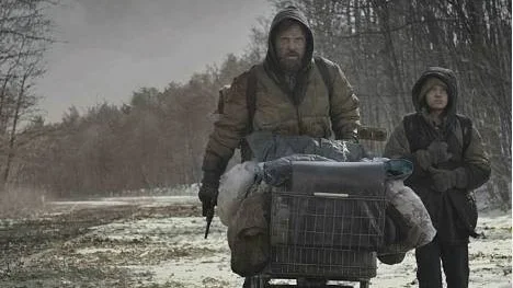 Viggo Mortensen och Kody Smit-McPhee i minimalistiska postapokalyptiska dramat "Vägen".