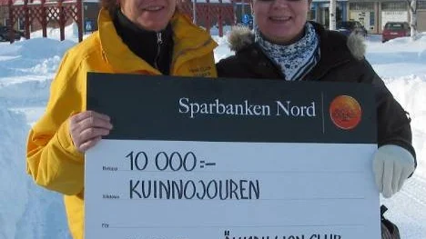 I fredags överlämnade Älvsby Lions president Sara Risberg (till vänster) klubbens penninggåva på 10 000 kronor till lokala kvinnojouren Pärlan, här representerad av Ann-Christin Hjort.