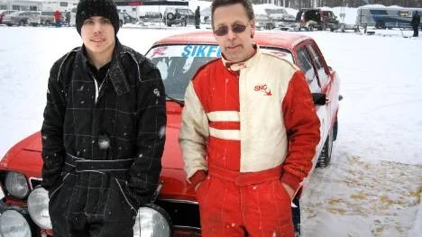 I en Opel från 1971 åkte Leif och Daniel Jonsson, Sikfors SK, rallytävlingen Sikforsrundan. De hade många efter sig i resultatlistan.