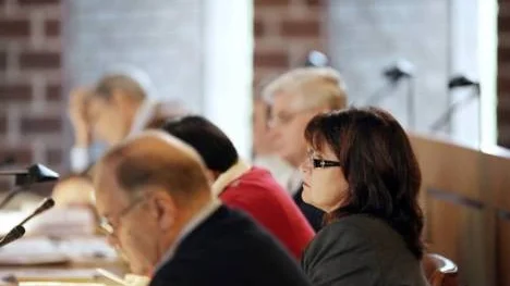 Helena Stenberg, S, satt säker i stolen när den socialdemokratiska majoriteten, inklusive vänsterpartiet, röstade för satsningen på Framnäs Hälsokälla - vilket oppositionen, med inte minst Elisabeth Berg från moderaterna kraftigt vände sig emot.