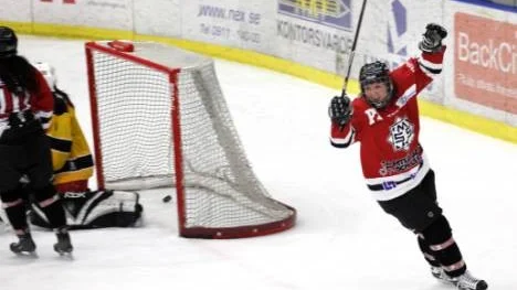 Sara Lundström jublar efter sitt snygga solomål i Munksunds match mot Luleå. Ledningsmålet, 1-0, kom när det återstod 25 sekunder av första perioden.