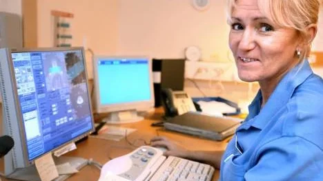 Cia Sjödin, röntgensjuksköterska och sektionsledare för magnetkameran på röntgenavdelningen i Piteå ser positivt på att få ha en läkare på plats efter kontorstid. "Det gynnar patienterna".