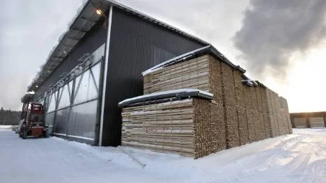 Stenvalls Trä i Sikfors var först med att våga testa den nya, energibesparande torkmetoden. Inom kort kommer 27 torkar vid fem norrländska sågverk att köras med den styrning som Alent Drying har uppfunnit och utprovat tillsammans med Stenvalls.