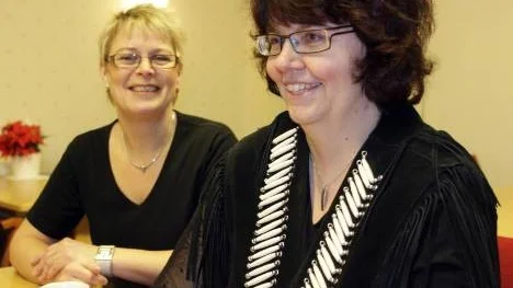 Ann-Sofi Sandgren (närmast) är en av sju instruktörer i Lillpite ullstrumpers. Agneta Jonsson är också en aktiv dansare.
