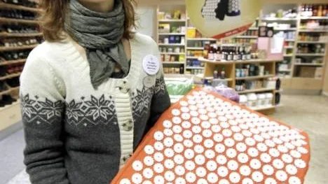 Jill Engström på Life Hälsobutik håller upp Årets julklapp spikmattan, som kanske var årets julklapp redan i fjol.