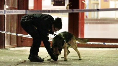 Hundförarekipaget från polisen försökte få upp ett spår vid entrén till Nolia City konferens.