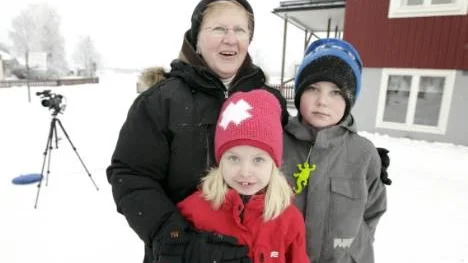 "Det är inte så ofta det händer något här i Unbyn", säger läraren Märta Lundsten som här står tillsammans med eleverna Wilma Westerberg och Martin Bergstrand.