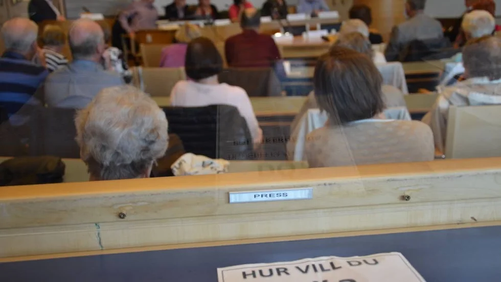 Frågan. Rubriken för politikerutfrågningen i sessionssalen på torsdagen.
