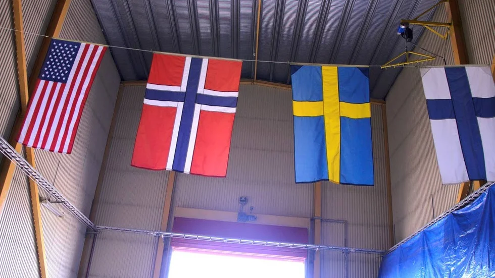Internationellt. Vid den stora entrén till Arena arctica hängde bland annat den amerikanska, norska, svenska och finska flaggan, allt för att välkomna alla gäster, oavsett varifrån de kommer.