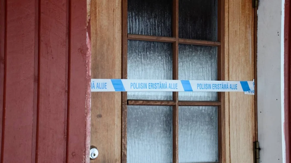 Mordplats. Här innanför dessa väggar dödades den 50-årige släktingen av Jokkmokksbon anser Lapplands tingsrätt i Rovaniemi. Den 26-årige mannen ska nu genomgå en stor rättspsykiatrisk undersökning.