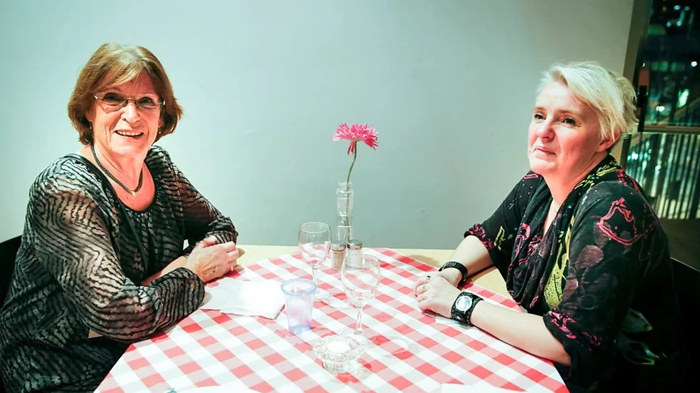 Mor och dotter. "Hon har sån livsglädje och utstrålar sådan värme" säger Anette Engstedt, till höger om artisten Lill Lindfors. Vid bordet sitter mamma Ulla Engstedt.