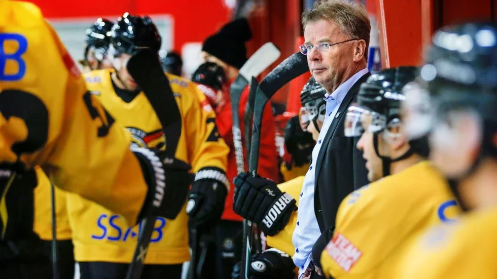 Imponerad. Luleås sportchef Lars "Osten" Bergström berömmer Asplövens framfart i hockeyallsvenskan mot de stora drakarna.
