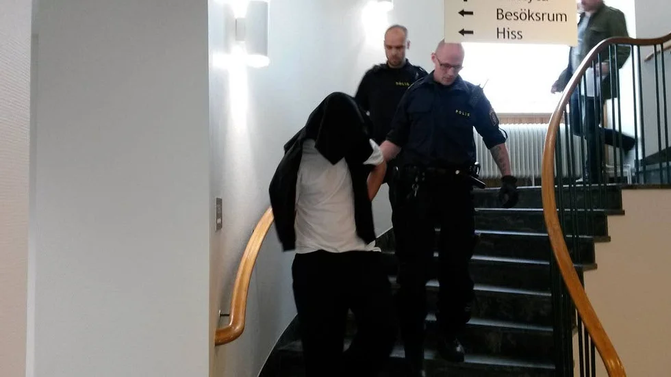 kommenterade ej. 24-åringen ville inte svara på hur han ställde sig till anklagelserna. Det blev därför en snabb häktningsförhandling vid Haparanda tingsrätt, mannen häktades på sannolika skäl misstänkt för mord.