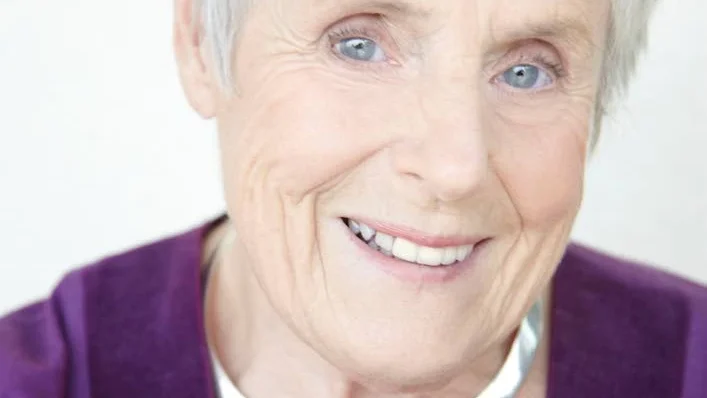 Otrovärdig. Elsie Johanssons "Sagas bok. En trovärdig historia" är tyngd av klichéer, menar Kurirens recensent Jan-Olov Nyström.