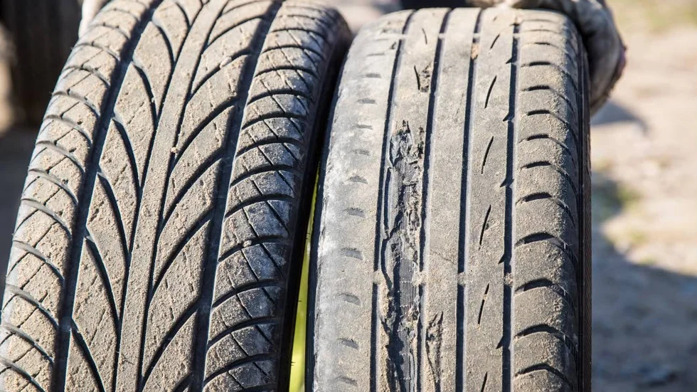 Slitage. Ett par varv i tävlingsformen drifting var nog för att göra däcken okörbara.