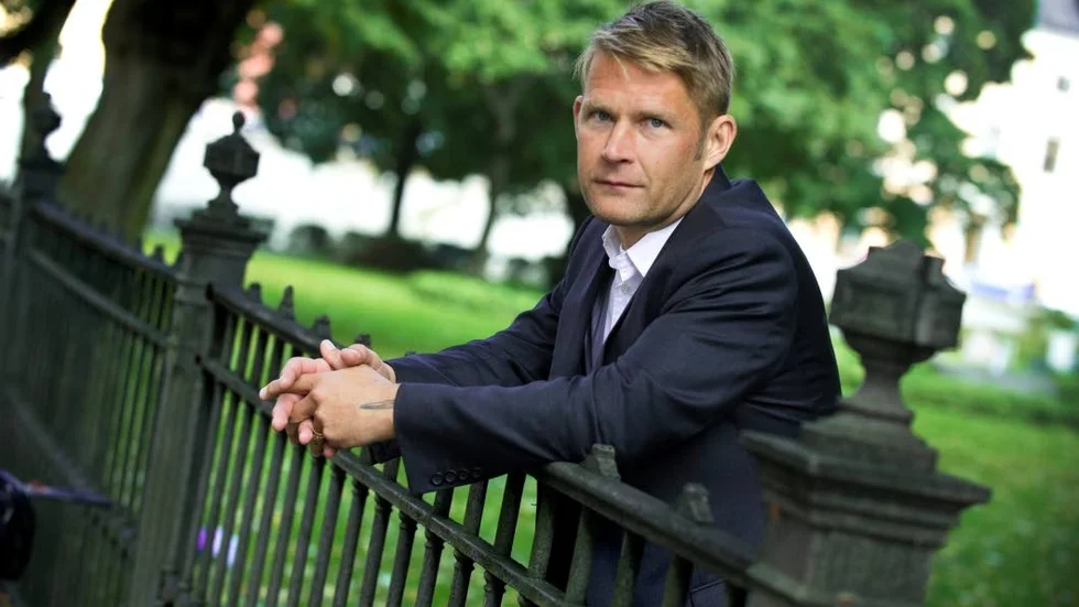 Författaren Carl-Michael Edenborg är aktuell med Alkemistens dotter.
