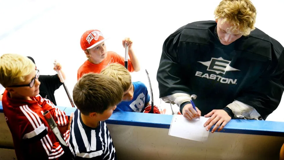Bara början. Fyra autografer hade Tor Törnqvist skrivit innan denna dag, då han fick ordentlig träning av Kalix-talangerna.