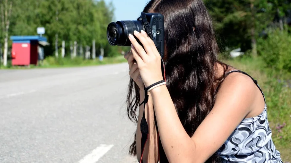 Mål att bli fotograf. I framtiden vill Elina Koivumaa arbeta som fotograf. Att fota olika tillställningar och ha egna konstnärliga projekt är drömmen.