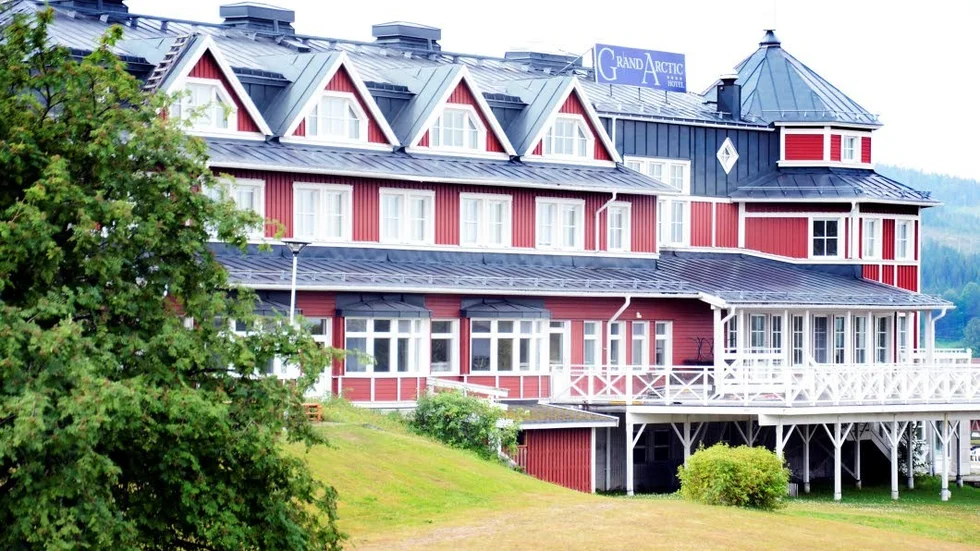 Lyckta dörrar. Hotellet står stängt och ingen vill göra uttalanden. Inte ens färghandeln i staden, som väljer att inte yttra sig angående ryktet om att all guldfärg är slut i området.