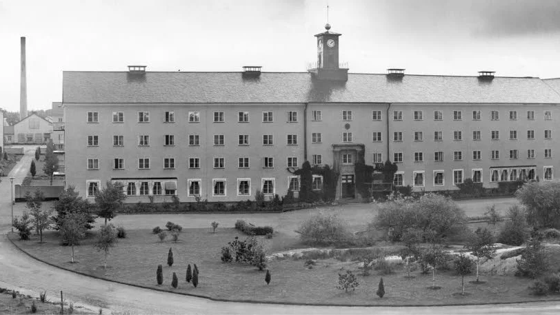 Stort mentalsjukhus. Beckomberga sjukhus lades ner 1995 som ett led i psykiatrireformen och utflyttningen från institutionerna. Sjukhuset var en gång ett av Europas största mentalsjukhus med 2.000 patienter.