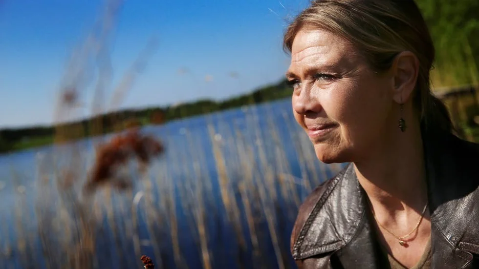 Lena Jonsson har sin fasta punkt i ett litet hus vid Borsjön i Piteå. Men mest är hon på resande fot.