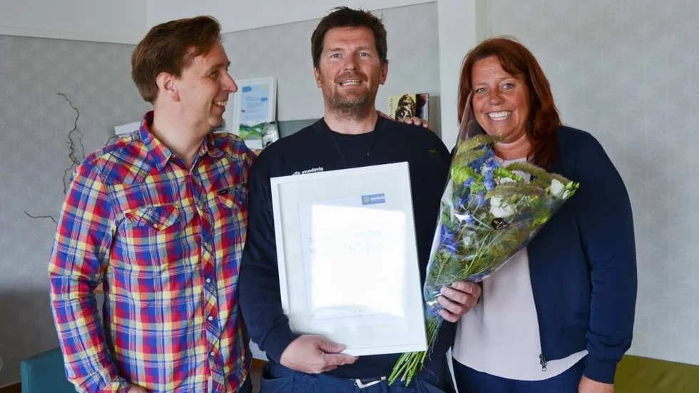 MILJÖTÄNK. Mikael Tjäder fick ta emot Swedavias miljöpris på 10 000 kronor. Till vänster Pekka Salomonsson, flygplatschef Kiruna Airport och till höger Susanne Norman, direktör för de regionala flygplatserna på Swedavia.