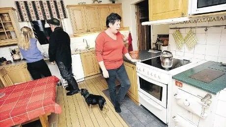 HEMMA. Ingrid Ökvist och hunden Bonnie är glada över att äntligen ha fått komma hem igen.