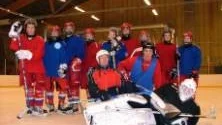 TRÄNAR. En heldag med Luleå Hockey blir avslutningen för gänget som tränat på skoltid. Från vänster: Erik Lundholm, Hanna Forssén, Jimmy Enlund, Markus Wiklund, Mattias Johansson, "Maitum" Sandberg, Tim Jonsson, Marcus Larsson, John Westerberg och målvakten Christoffer Larsson samt tränarna Ronny Ramsén och Joakim Lundholm. Foto: AGNETA NYBERG
