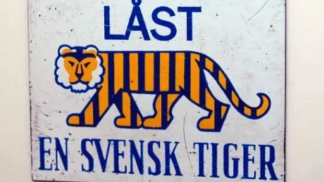 TIGER. Bankvalvets dörr pryds av försvarets gamla slogan om att en svensk tiger.
