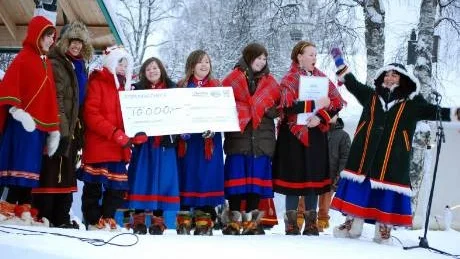 Nytt stipendium. Jojkgruppen Juoigit från Kulturskolan i Gällivare blev märkbart glada över att få ett av tre stipendier från ung stolt samisk kultur, nytt för i år.
