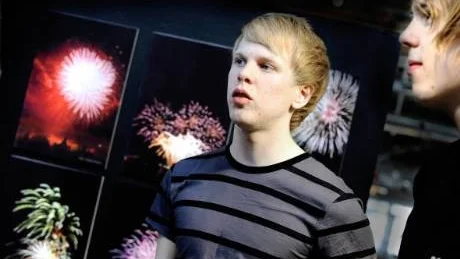 ELDFÄNGT. Både Pär Almqvist och Jonas Havela kan tänka sig att bli pyrotekniker. Just nu ställer de ut sitt projektarbete i Teknikens hus.Foto: Eija Dunder