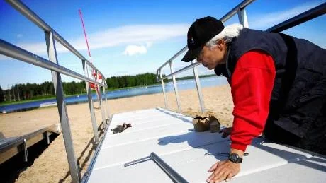 FÖR ALLA. Med hjälp av en 18 meter lång brygga med räcken ska badplatsen på Lulsundet göras tillgänglig för alla. Då hela bryggan är ett enda flytblock är det för användaren som att gå på asfalt.  Foto: PETRA ISAKSSON