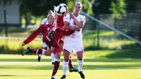 Ny position. Med fyra backar borta tvingades Piteå IF mönstra en ovan försvarslinje. Kanadensiskorna Brittany Timko och Kaylyn Kyle bildade mittbackspar och skötte sig med den äran på den nya positionen. Foto: Ida Axelsson