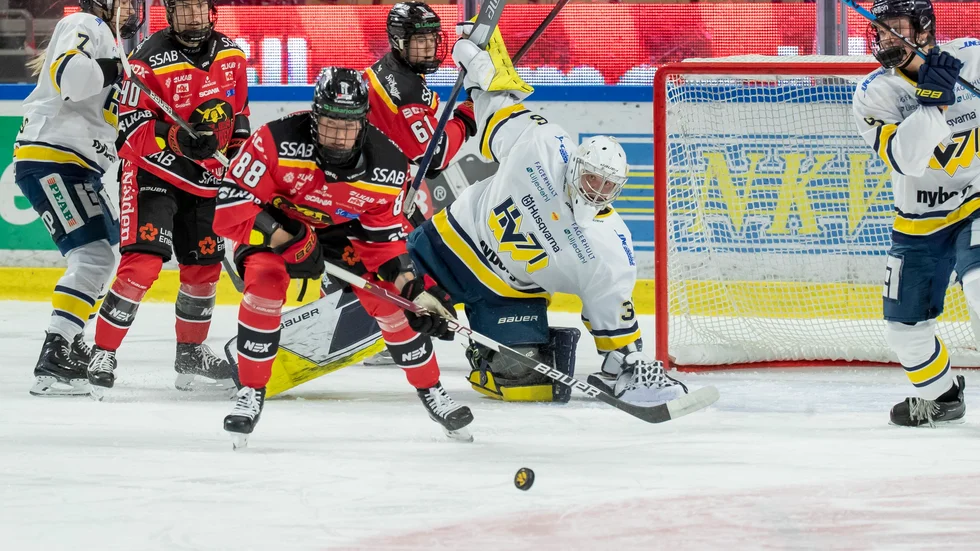 Efter nio mållösa matcher hittade Ronja Savolainen nätet. Backen stod för två mål i söndagens seger mot HV71.