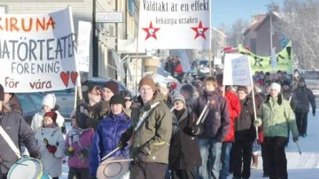 STOR UPPSLUTNING. Omkring 700 Kirunabor deltog i manifestationen mot våld som avslutades med ett brett kulturprogram hos Tusen Toner i Centralgården.