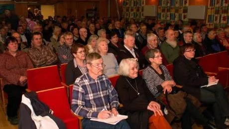 I GOD JORD. Ett fullsatt Edeborg gillade läget. "Värt en applåd", tyckte Bo Gillberg som diskuterat med partikamraten Kent Ögren under resans gång.