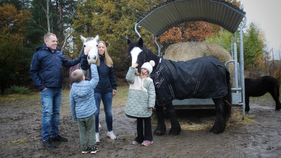Runt huset som familjen bor i fanns det gott om djur. Här är Lucas Axman med familjen, sambon Elin och barnen Wiola och Edwin.