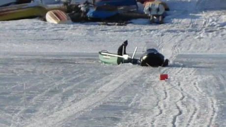 VAKEN. På måndag eftermiddag var olyckan framme och en skoter gick genom isen vid Tjuvholmssundet. Den här gången slutade bra, men inte sällan har liknande olyckor en mer tragisk utgång.