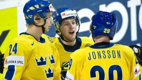 FRAMGÅNGSRIKA. Norrbottens Johan Harju (t.v.) gjorde ett mål och Linus Omark (mitten) fem assist i matchen mellan Sverige och Österrike under VM i ishockey i PostFinance-Arena i Bern.