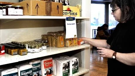 SMYGÖPPNAR. I slutet av månaden smygöppnar Luleås nya butik med närodlat, krav och rättvisemärkta varor. Här håller butiksföreståndaren Britt-Marie Jakobsson  på att fylla upp i hyllorna i butiken.