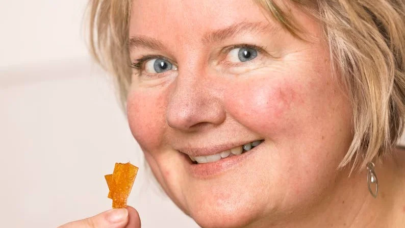 Smakfull. Eva Gunnare bjuder på egentillverkade hjortronband.