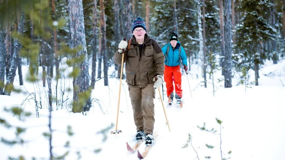 SKÖNT AVBROTT. För Bo Östergren och Cecilia Lundin har Talvatisskogen i Jokkmokk blivit en oas. Och mötena i skogen är många. Den 61-årige skidmakaren berättar att han nyligen fick uppleva när en liten lappmes kom och satte sig på skidstaven.