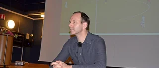 Här besöker stjärndomaren sin gamla skola