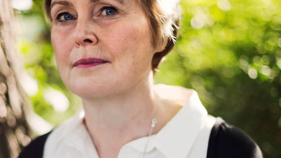 Inspiration. Serieskaparen och bildkonstnären Anneli Furmark inspirerar till ny läsning av Cora Sandels Alberte-trilogi i sin serieroman "En sol bland döda klot".