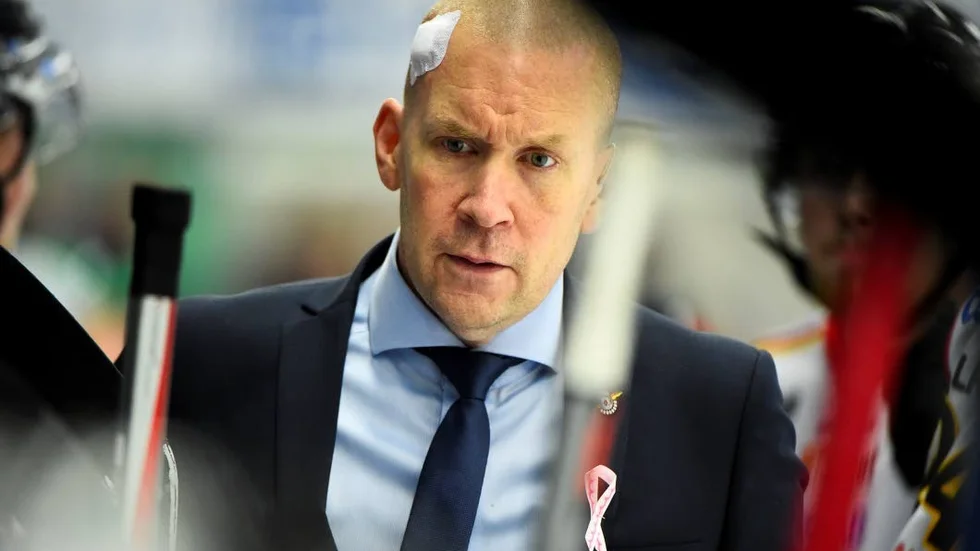 Upper-body injury. Luleås tränare Stefan Nilsson efter att ha blivit omplåstrad.