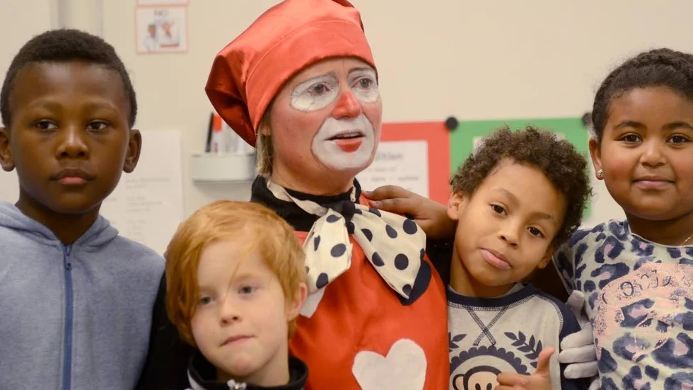 GLATT. Ingen i klass 2A är rädd för clownen Lotta.