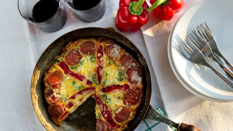 Mumsig omelett. Tortilla är en spansk omelett som blir en perfekt middag toppad med lite kryddstark korv.