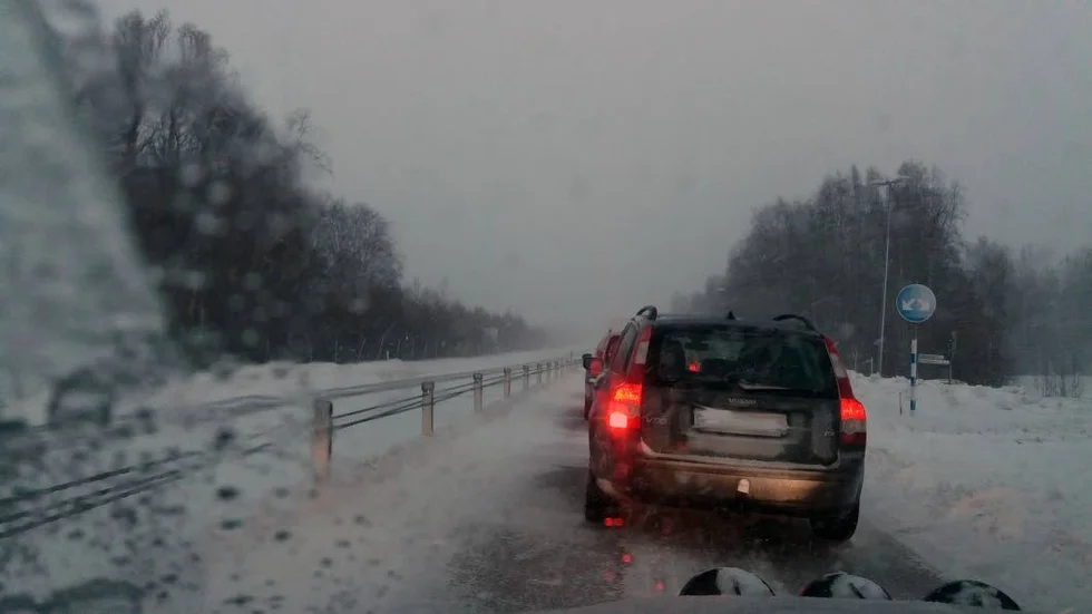 Stopp. Väder, vind och väglag ställde till det för bilisterna i länet under torsdagen. På E4 var det stopp i trafiken vid flera tillfällen.