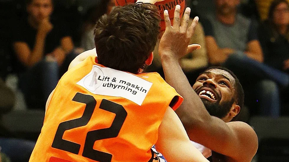 Stoppad. Quinton Upshur och BC Luleå stoppades av Norrköping i fredagens match. Hemmalaget vann med 82–77.